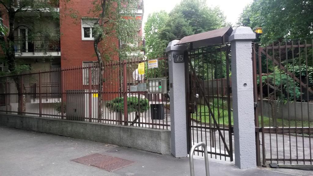 Bed & Breakfast A San Siro 75 ミラノ エクステリア 写真